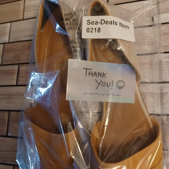 Tom's women's slip-on ship slippers size 8 and color. - Picture 8 of 8